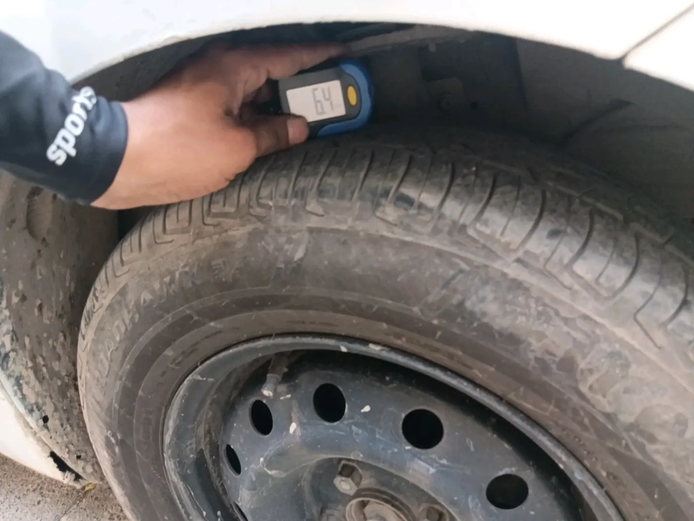 2017 Maruti Dzire VXI, CNG, Manual, 1,34,959 km, tyre