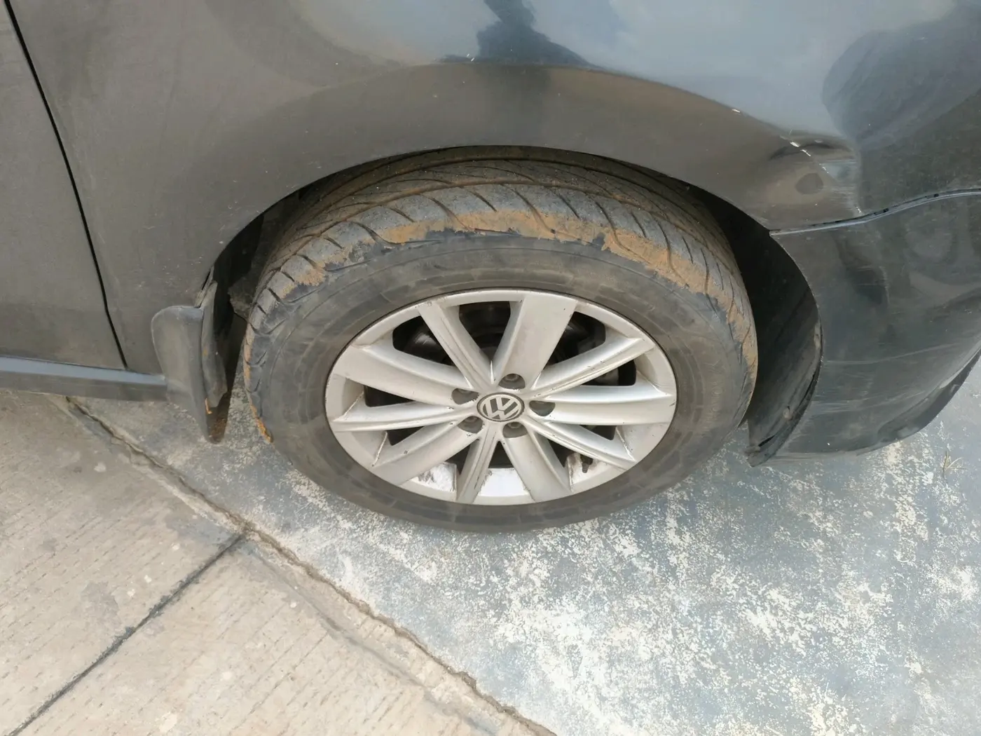 2016 Volkswagen Vento HIGHLINE 1.5 AT, Diesel, Automatic, 1,26,703 km, tyre