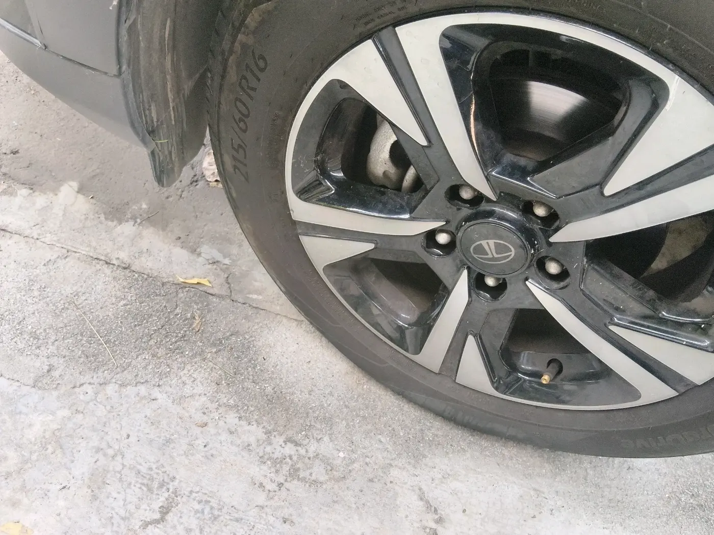 2025 Tata NEXON Creative Plus (S) 1.2 iCNG 6MT Dark Edition, CNG, Manual, 9,624 km, tyre