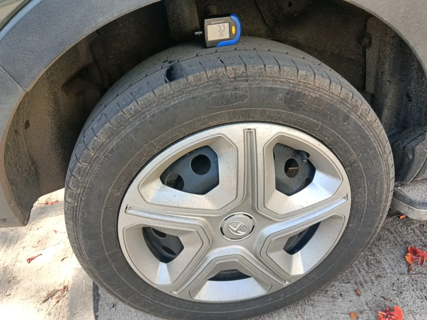 2021 Tata NEXON XMA SUNROOF PETROL, Petrol, Automatic, 63,089 km, tyre