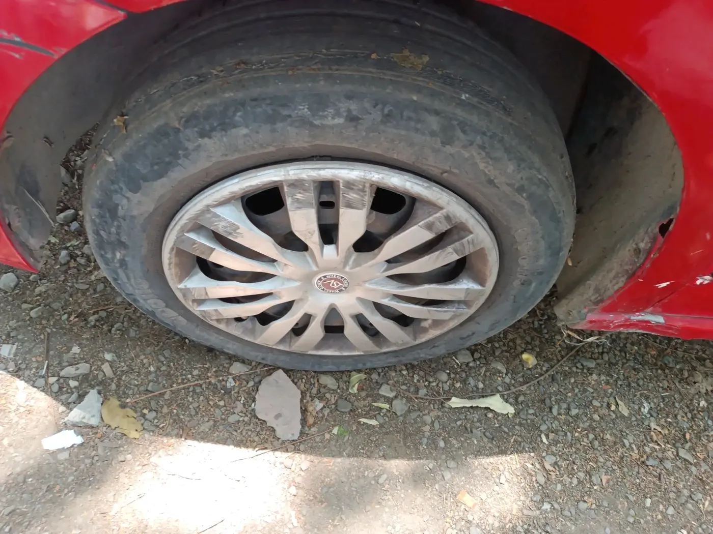2011 Volkswagen Vento TRENDLINE 1.6, CNG, Manual, 1,62,558 km, tyre