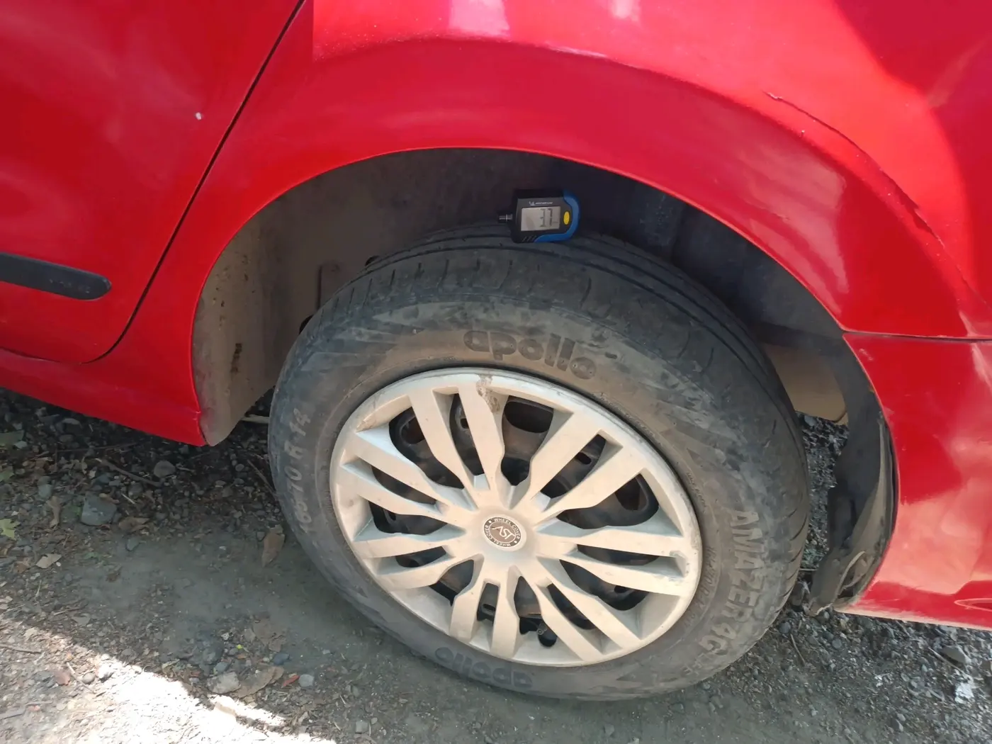 2011 Volkswagen Vento TRENDLINE 1.6, CNG, Manual, 1,62,558 km, tyre