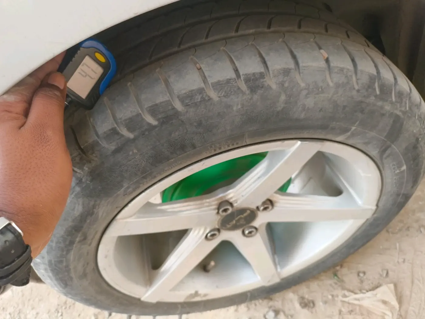 2022 Maruti Swift VXI, Petrol, Manual, 42,469 km, tyre