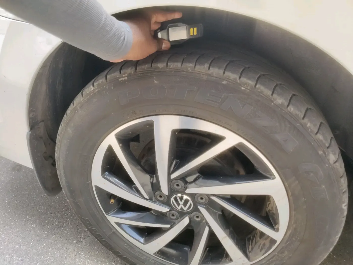 2022 Volkswagen VIRTUS TOPLINE TSI 1.0 AT, Petrol, Automatic, 78,854 km, tyre