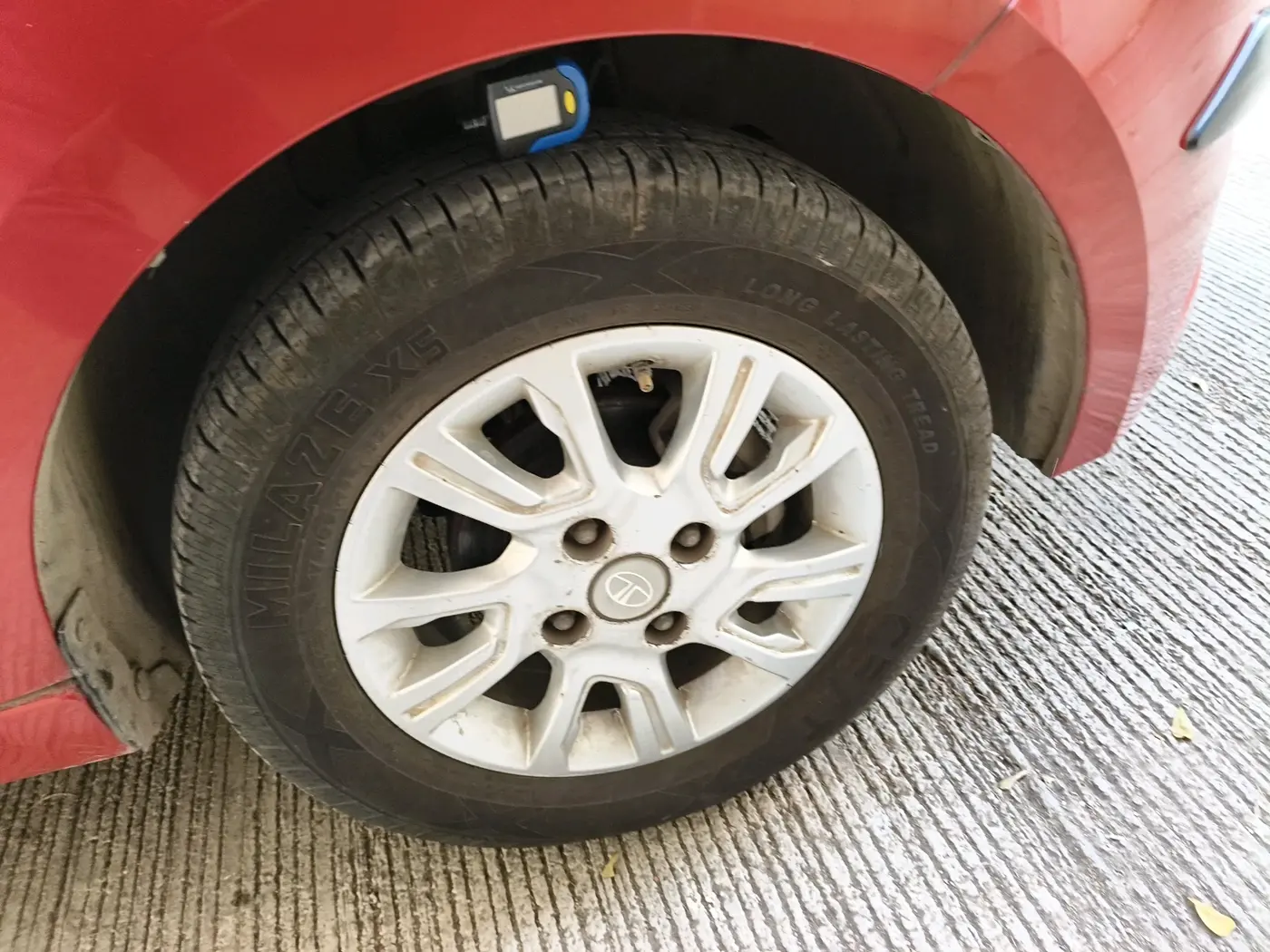 2017 Tata Tiago XZ PETROL, Petrol, Manual, 36,491 km, tyre