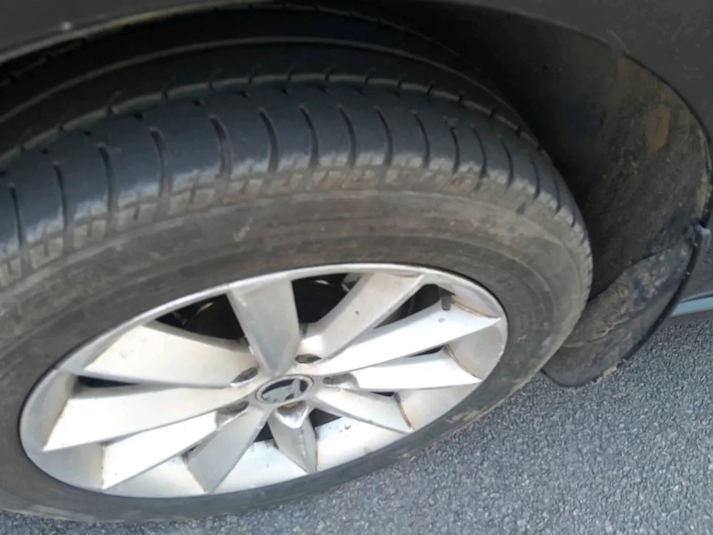 2014 Skoda Superb ELEGANCE 1.8 TSI MT, Petrol, Manual, 75,841 km, tyre