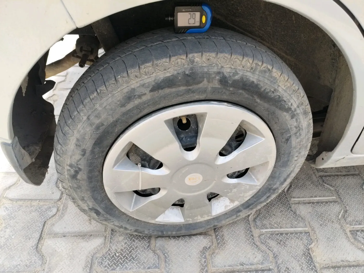 2015 Maruti Wagon R 1.0 LXI, CNG, Manual, 59,887 km, tyre
