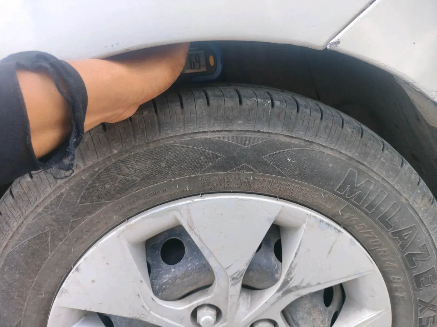 2018 Hyundai Xcent E+, CNG, Manual, 1,64,891 km, tyre