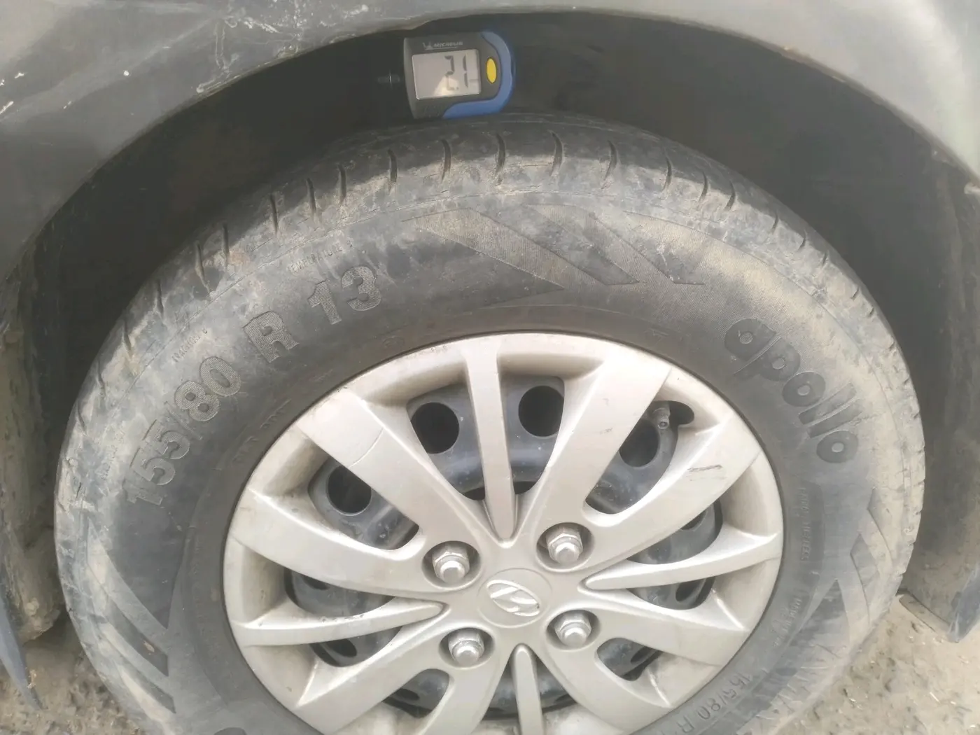 2013 Hyundai i10 MAGNA 1.1, Petrol, Manual, 1,03,036 km, tyre