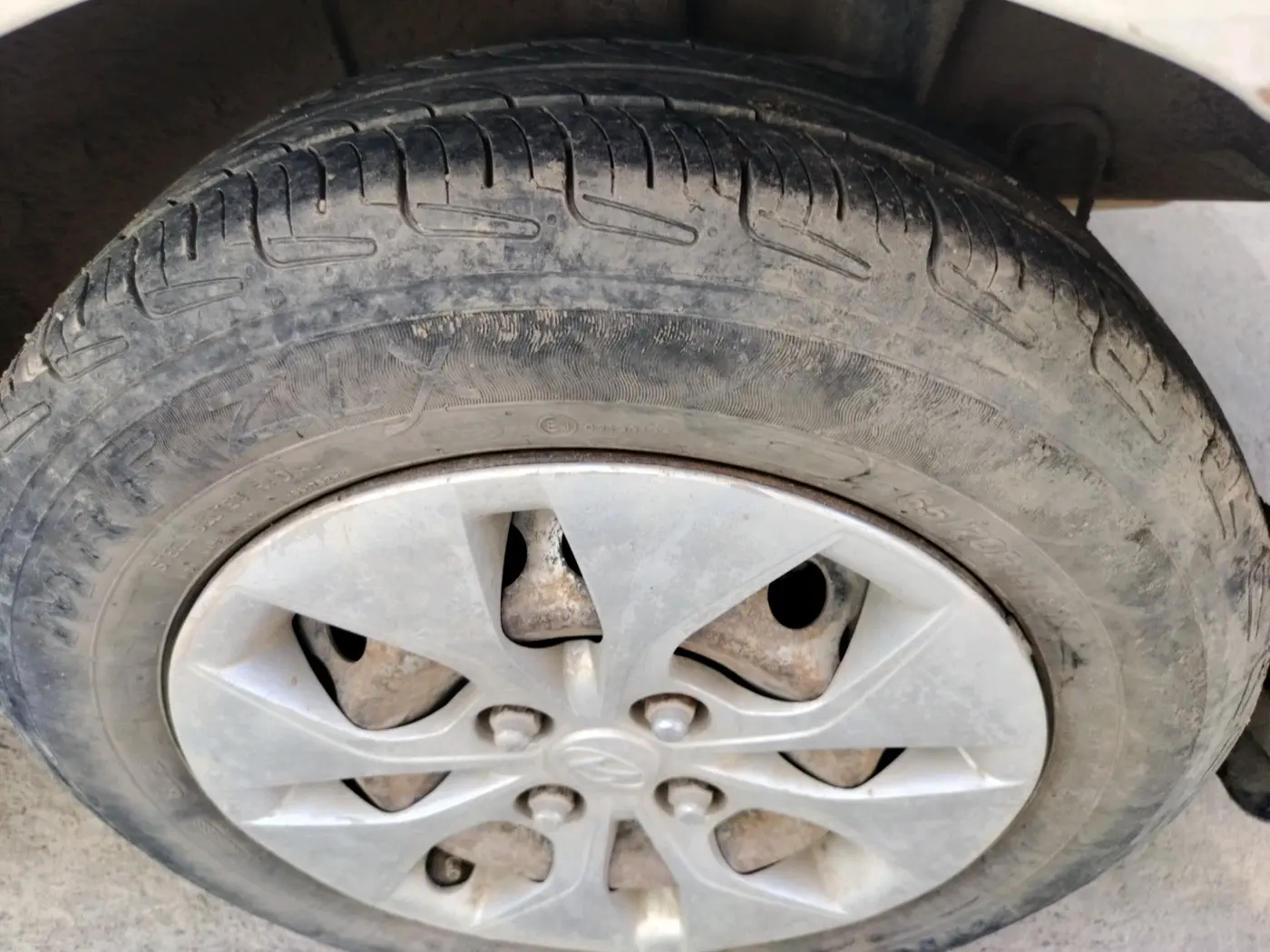 2016 Hyundai Xcent E, CNG, Manual, 1,52,918 km, tyre