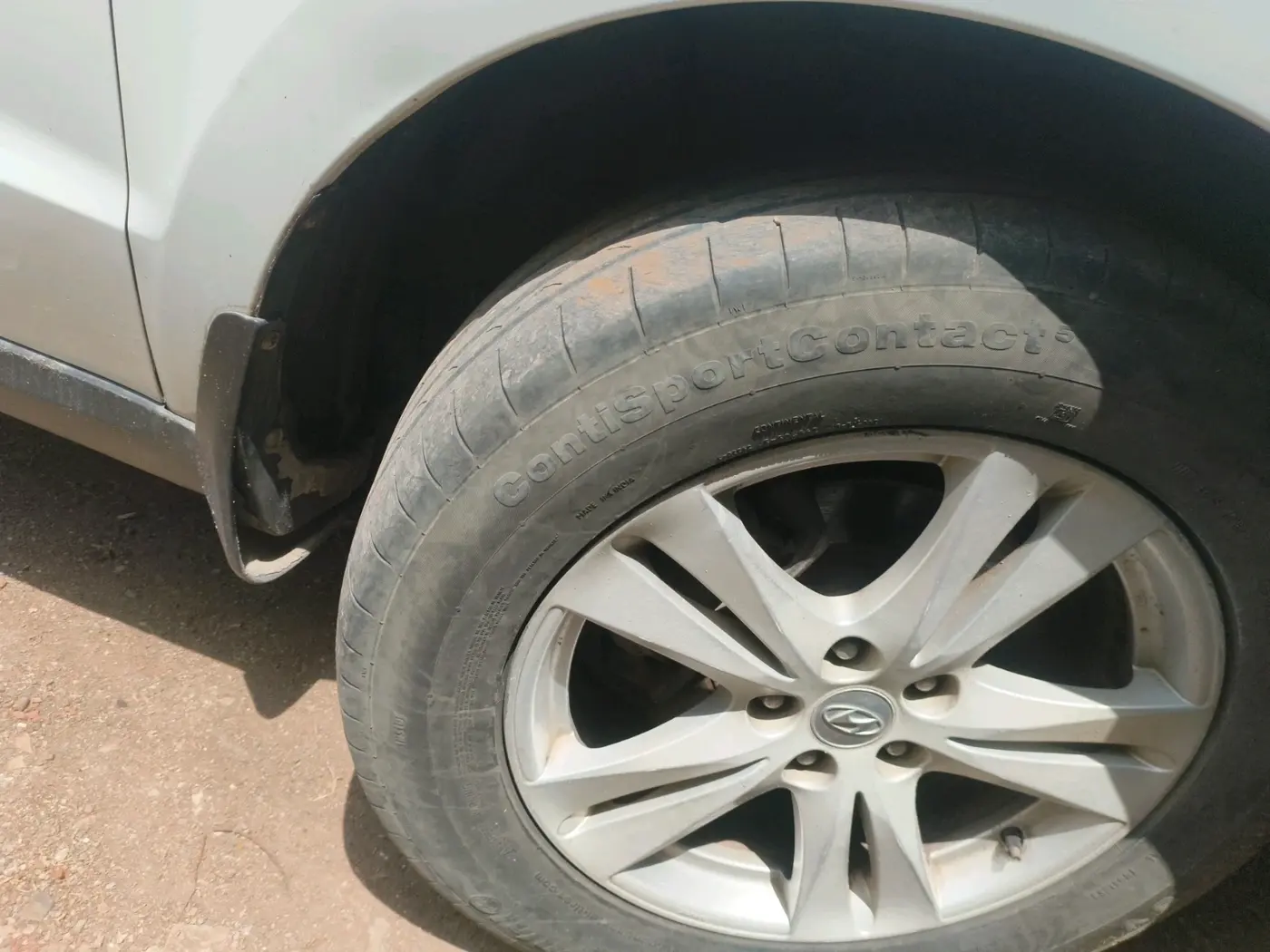 2011 Hyundai Santa Fe 2 WD, Diesel, Manual, 2,00,477 km, tyre