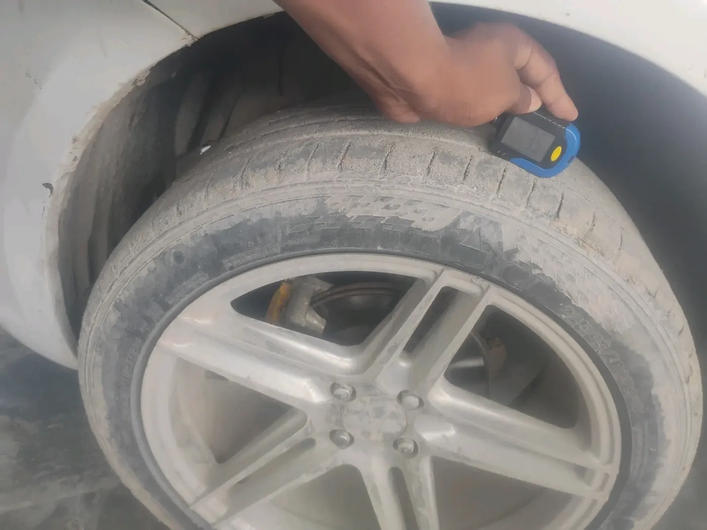 2017 Maruti Dzire LXI, Petrol, Manual, 1,01,378 km, tyre