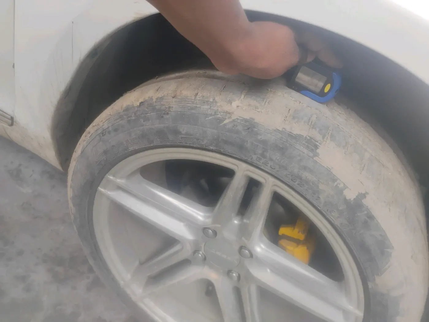 2017 Maruti Dzire LXI, Petrol, Manual, 1,01,378 km, tyre