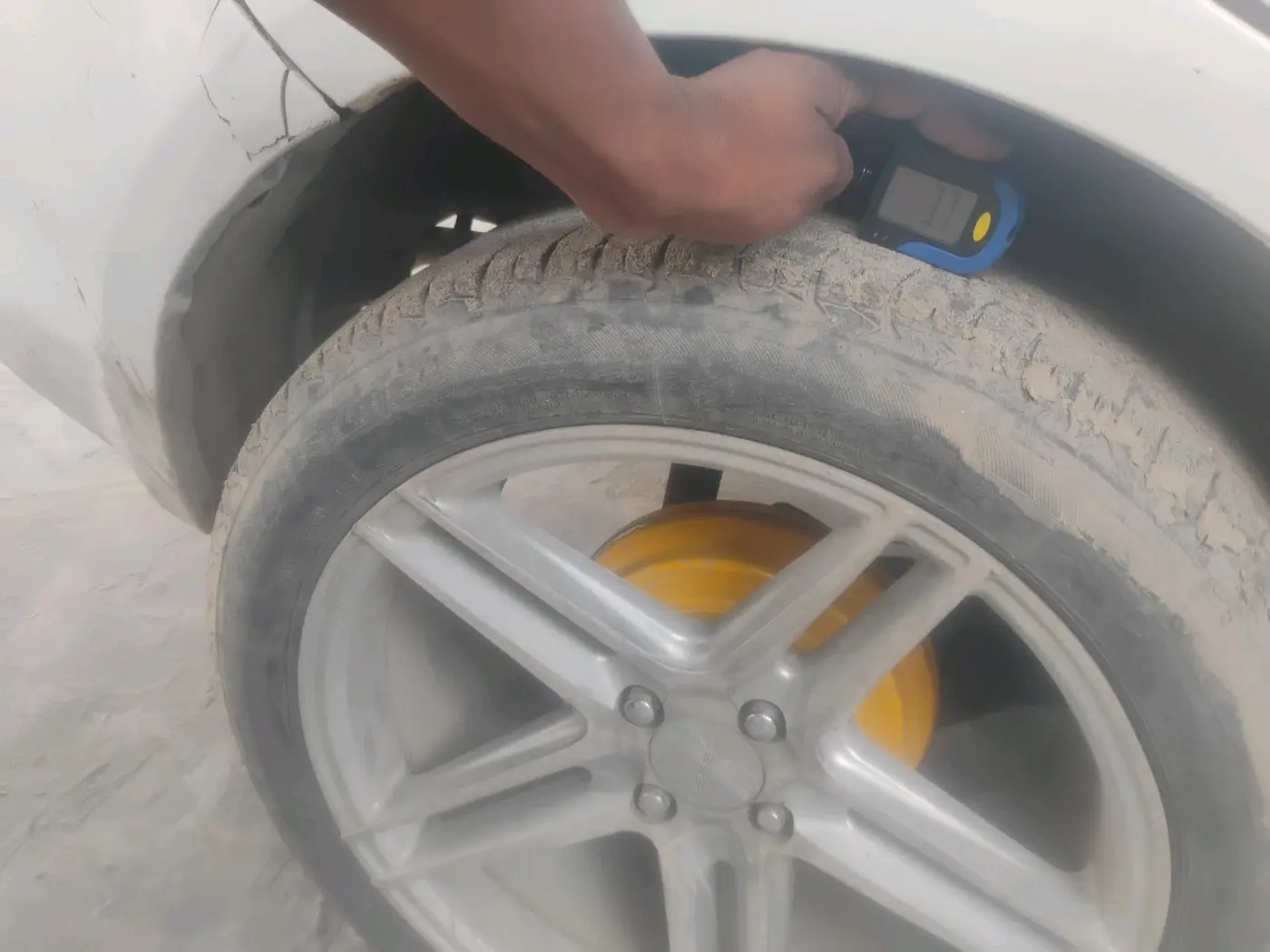 2017 Maruti Dzire LXI, Petrol, Manual, 1,01,378 km, tyre