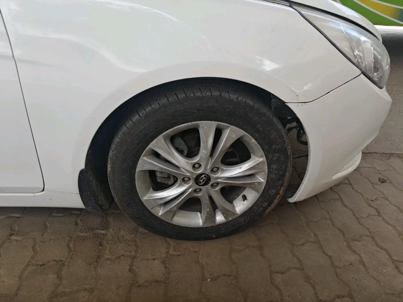 2014 Hyundai Sonata 2.4 GDI MT, Petrol, Manual, 1,06,355 km, tyre
