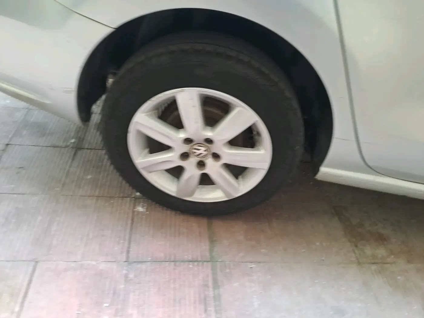 2011 Volkswagen Vento HIGHLINE 1.6 MPI, Petrol, Manual, 21,125 km, tyre