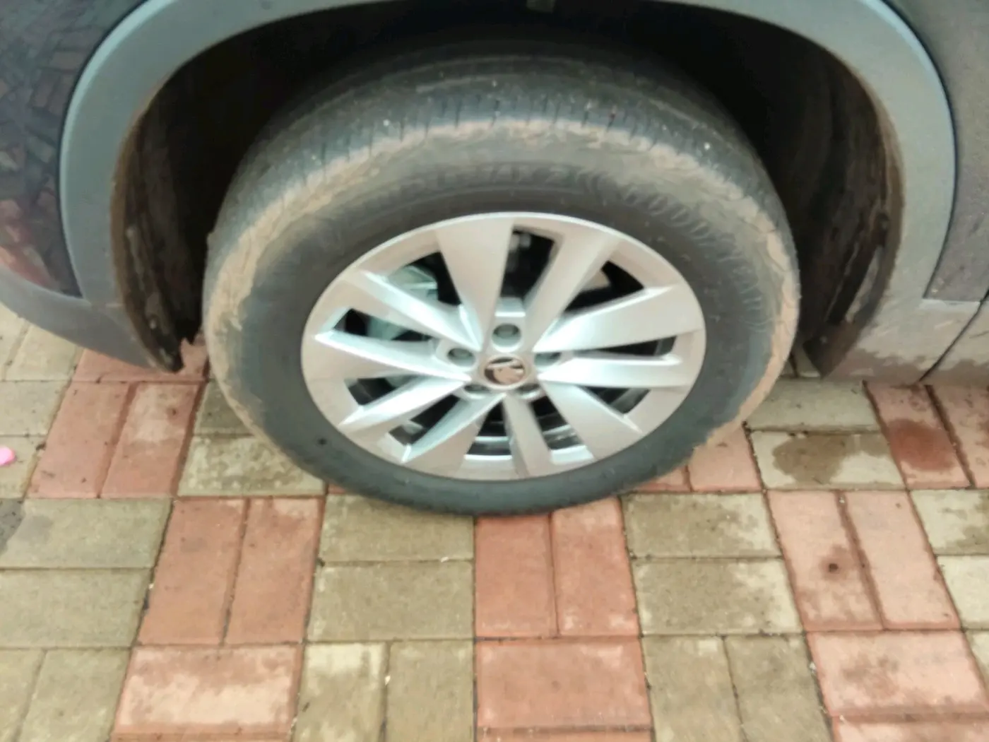 2025 Skoda Kylaq Signature Plus AT, Petrol, Automatic, 6,688 km, tyre