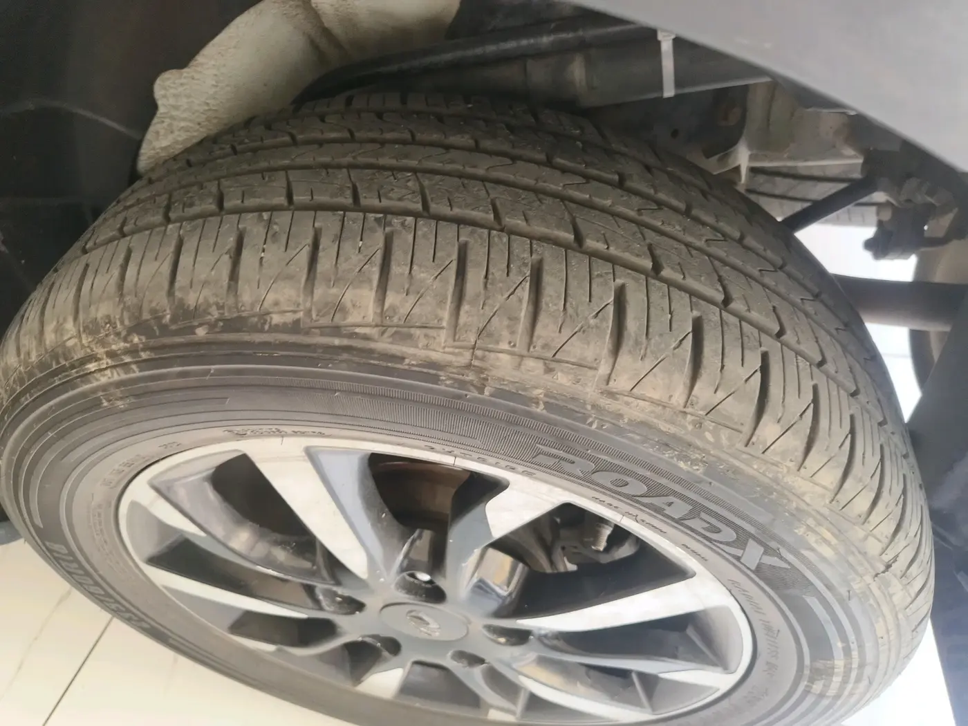 2018 Mahindra XUV500 W11, Diesel, Manual, 1,50,809 km, tyre