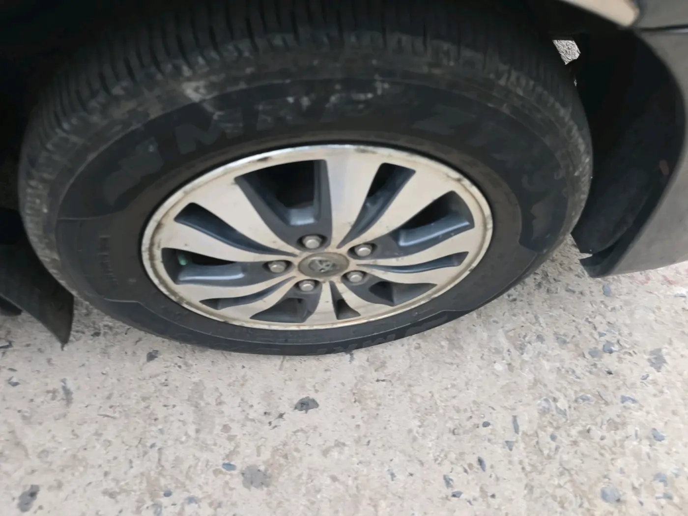 2015 Toyota Innova 2.5 VX 7 STR, Diesel, Manual, 2,45,622 km, tyre