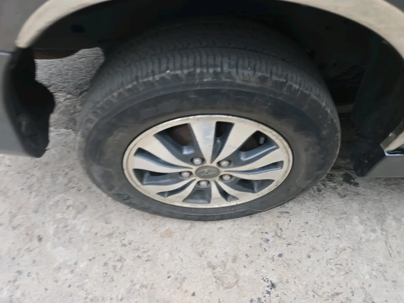 2015 Toyota Innova 2.5 VX 7 STR, Diesel, Manual, 2,45,622 km, tyre