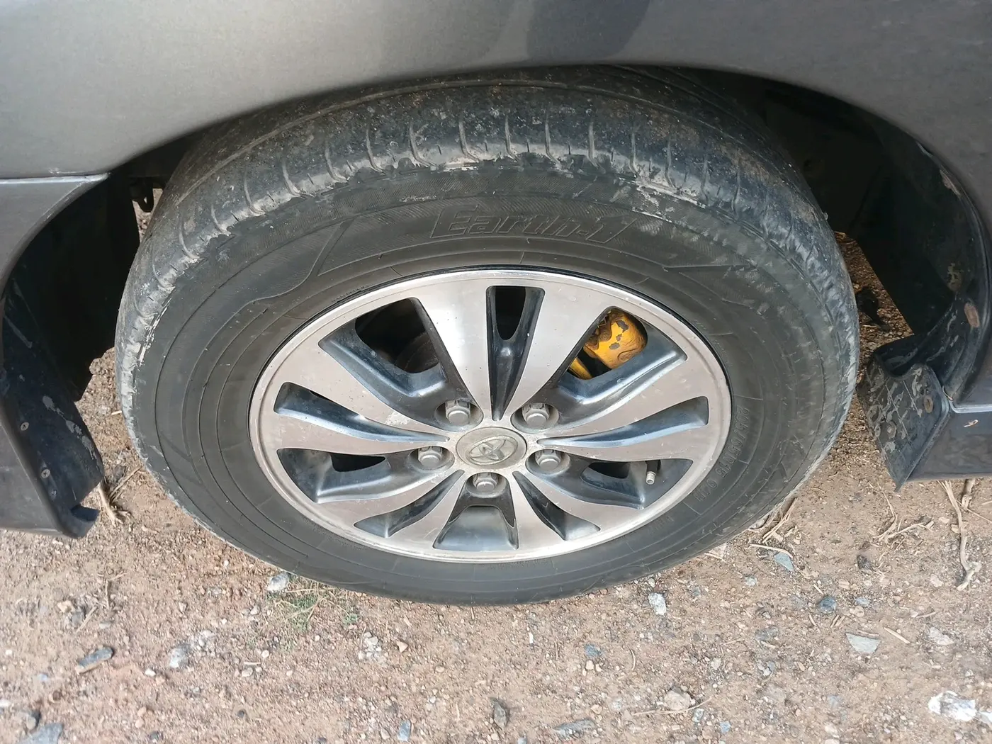 2014 Toyota Innova 2.5 VX 8 STR, Diesel, Manual, 2,76,627 km, tyre
