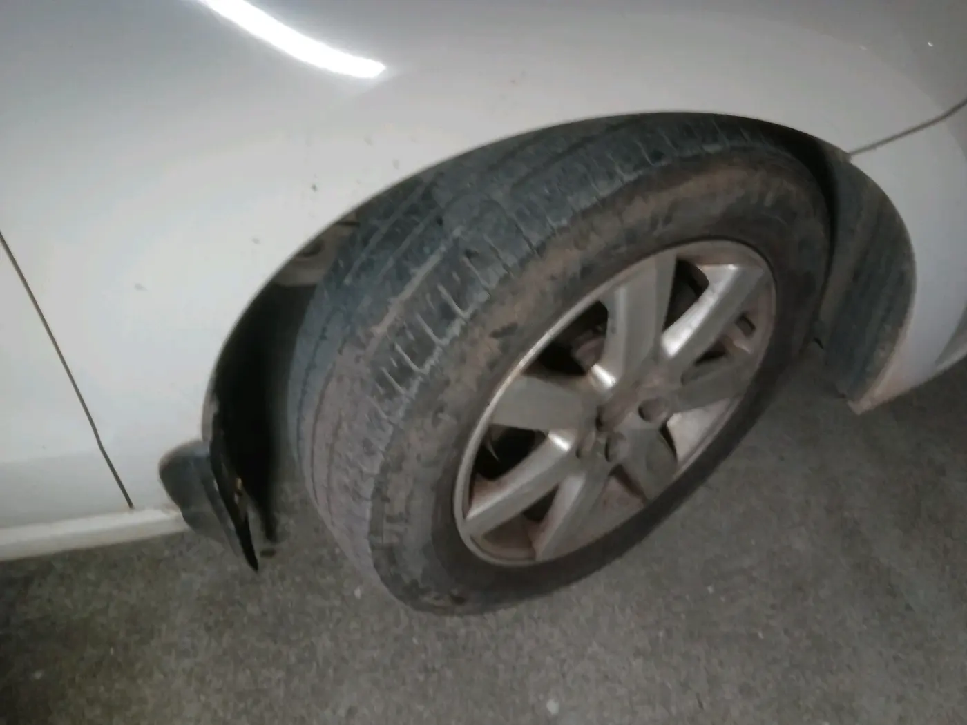 2012 Volkswagen Vento HIGHLINE DIESEL 1.6, Diesel, Manual, 1,99,844 km, tyre