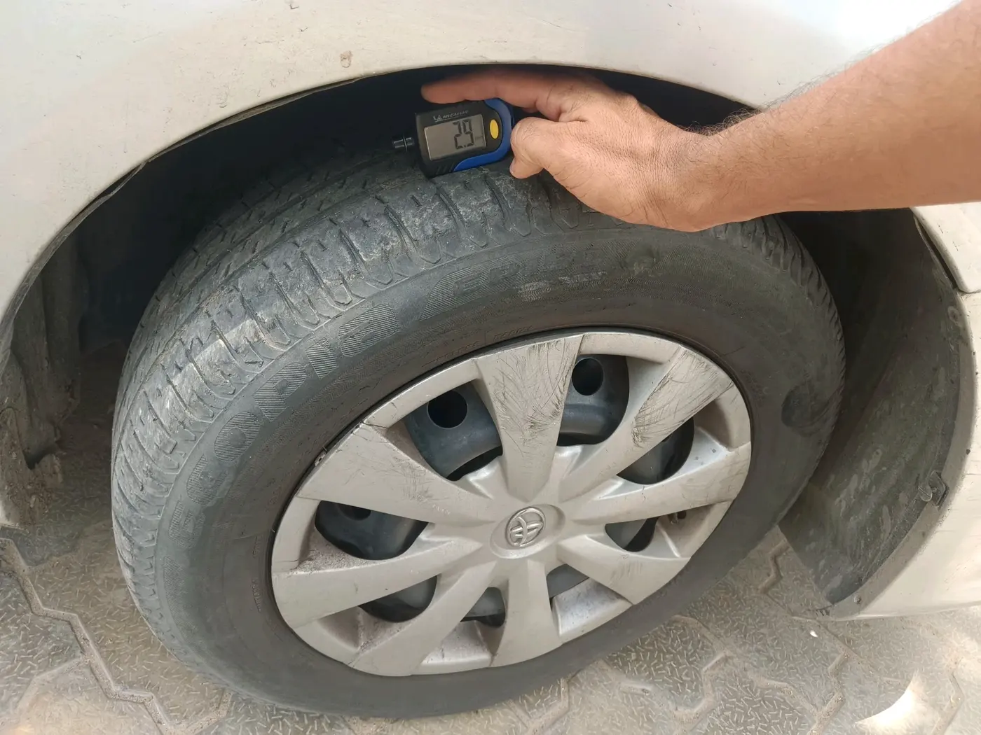 2011 Toyota Corolla Altis J PETROL, CNG, Manual, 1,43,079 km, tyre