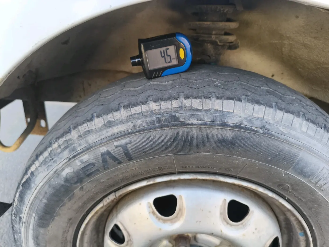 2015 Maruti Eeco 5 STR, CNG, Manual, 1,09,808 km, tyre