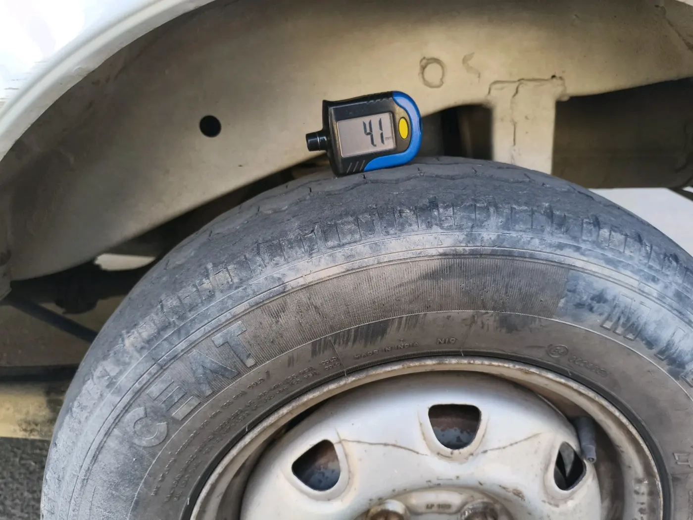 2015 Maruti Eeco 5 STR, CNG, Manual, 1,09,808 km, tyre