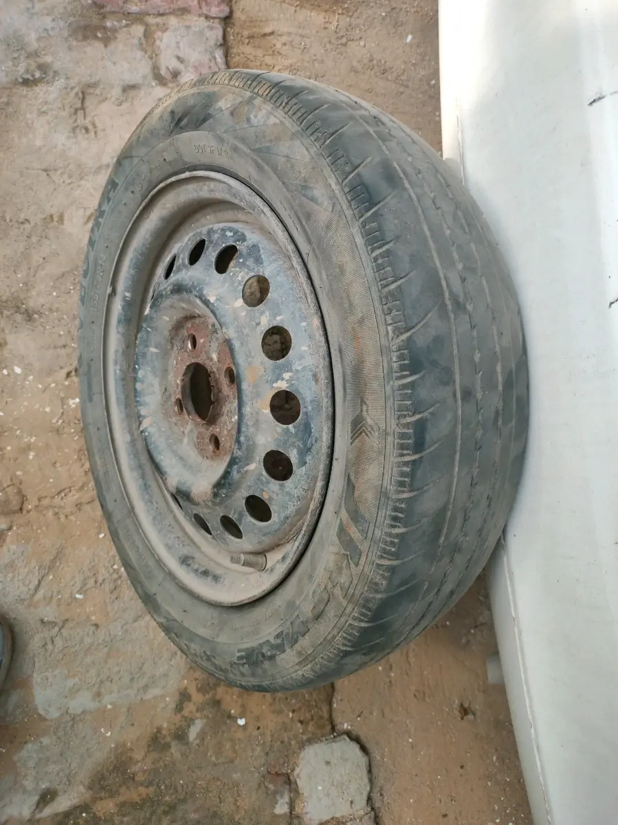 2015 Maruti Wagon R 1.0 VXI AMT, CNG, Automatic, 1,98,387 km, tyre