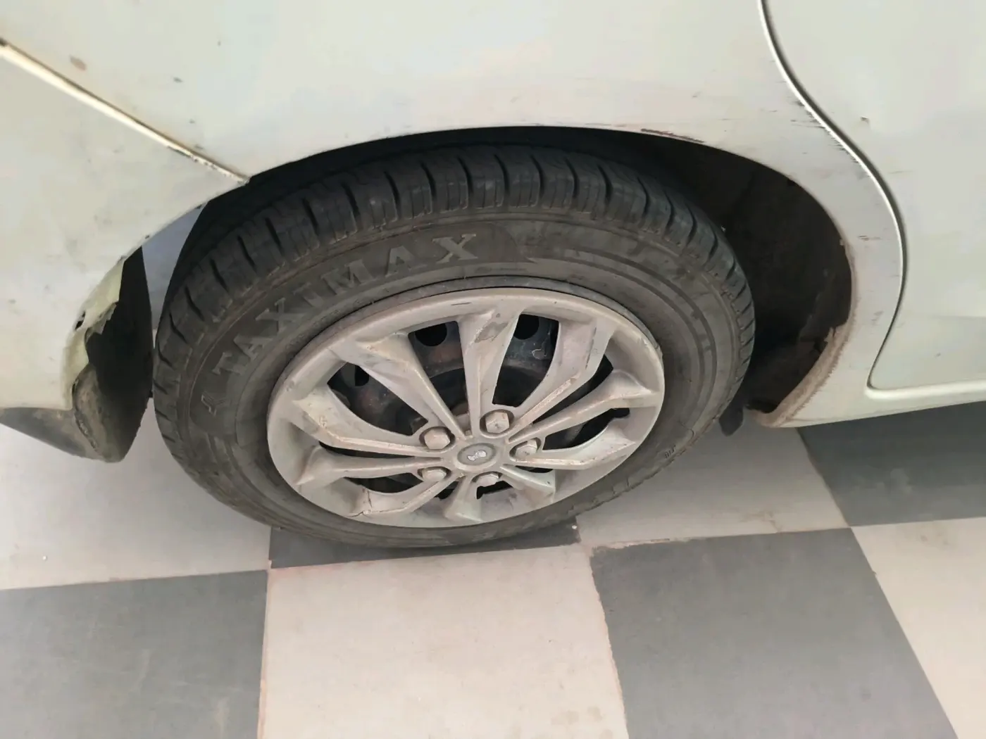 2014 Honda Amaze 1.2L I-VTEC S, Petrol, Manual, 1,04,482 km, tyre