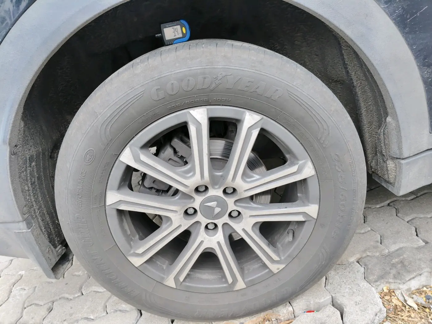 2025 Mahindra XUV700 AX 7 LUXURY D AT 7 STR, Diesel, Automatic, 26,233 km, tyre