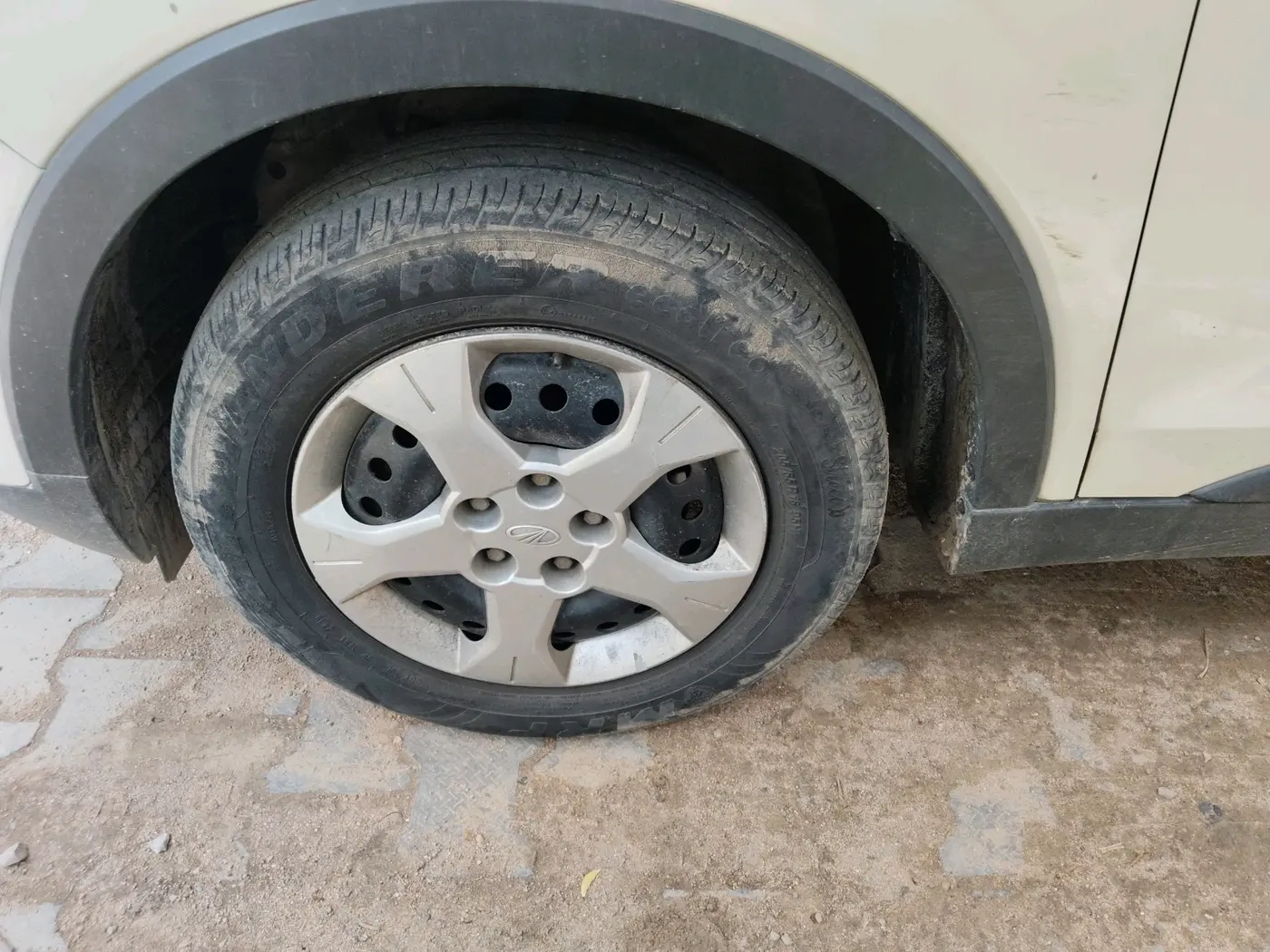 2019 Mahindra XUV300 W6 1.2 PETROL, Petrol, Manual, 58,993 km, tyre