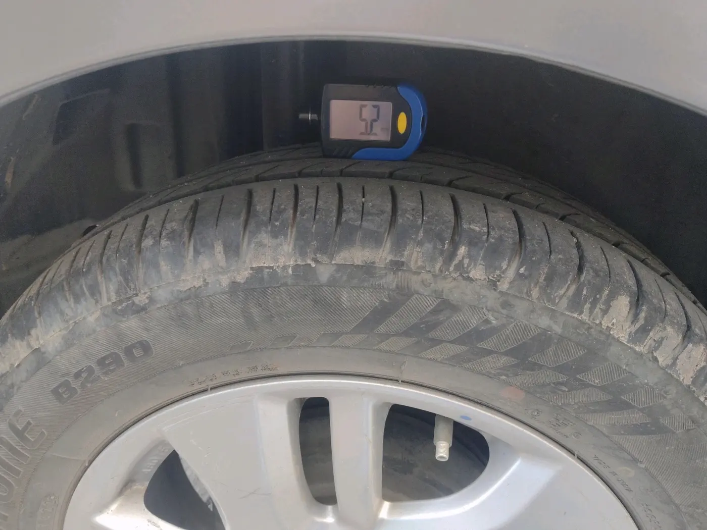 2014 Maruti Swift Dzire ZXI, Petrol, Manual, 1,60,356 km, tyre