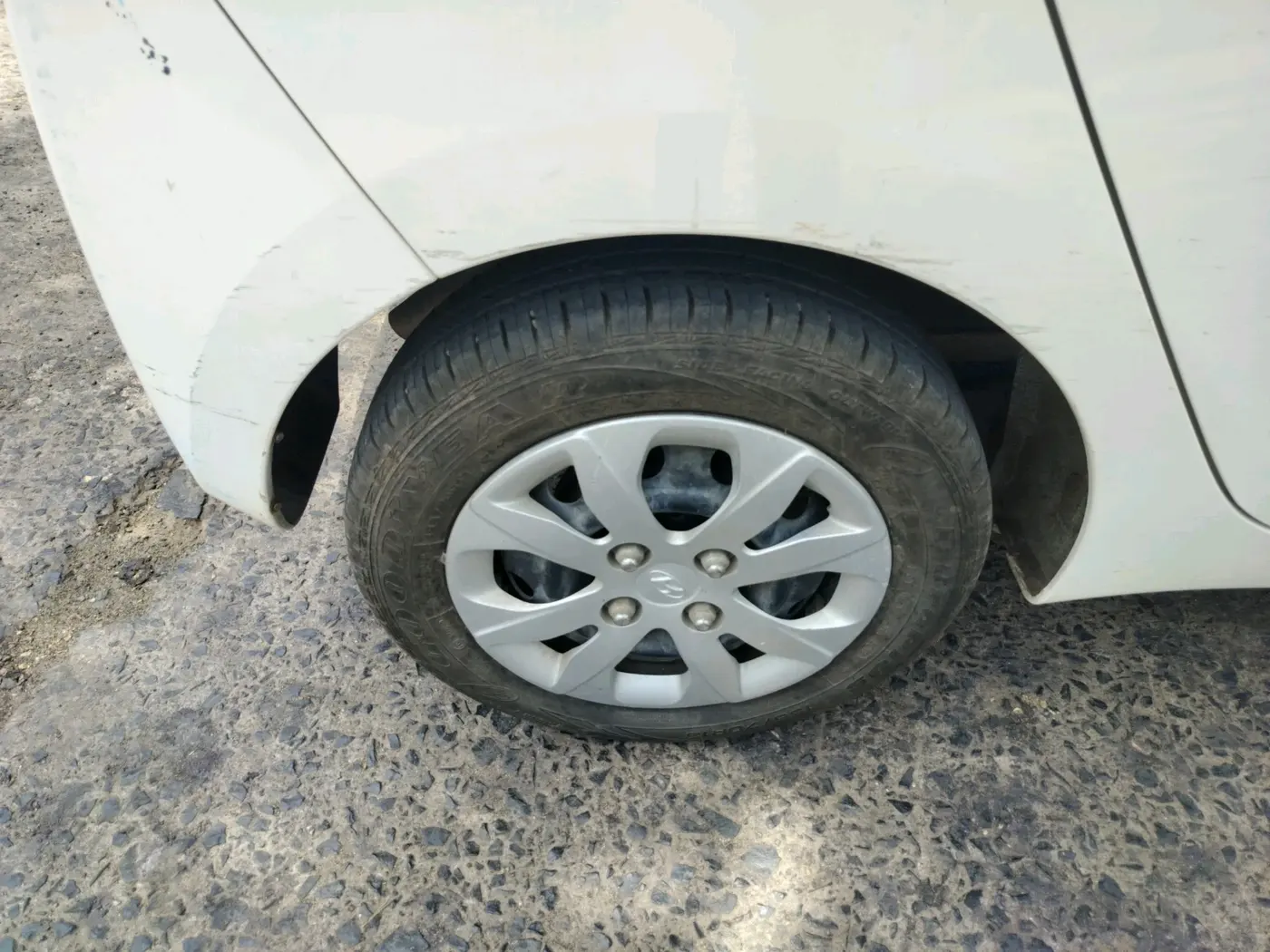 2014 Hyundai Eon MAGNA +, Petrol, Manual, 10,519 km, tyre