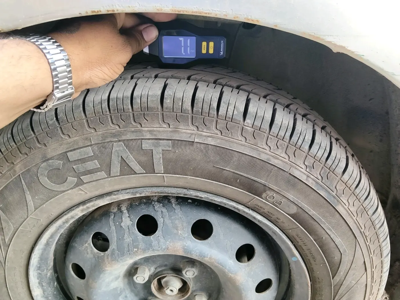 2017 Maruti Dzire VDI, Diesel, Manual, 1,24,481 km, tyre
