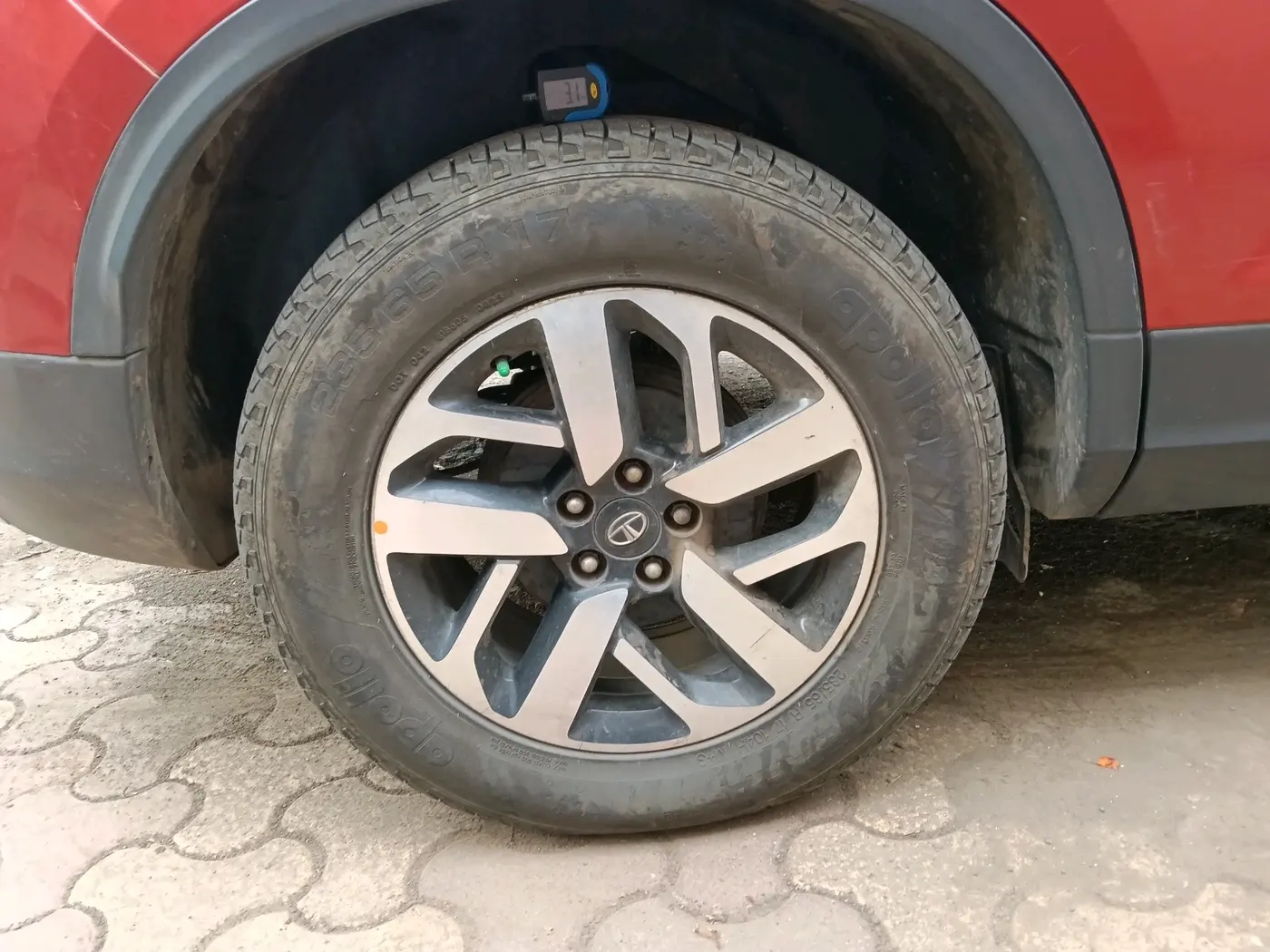 2020 Tata Harrier XZA PLUS 2.0L, Diesel, Automatic, 1,55,425 km, tyre