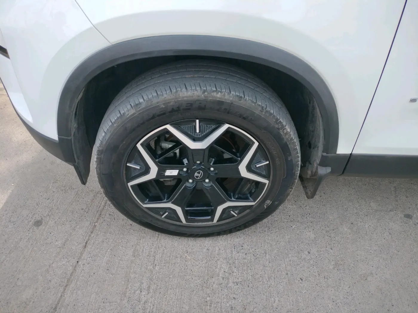 2024 Tata Safari Accomplished 7str AT, Diesel, Automatic, 13,796 km, tyre