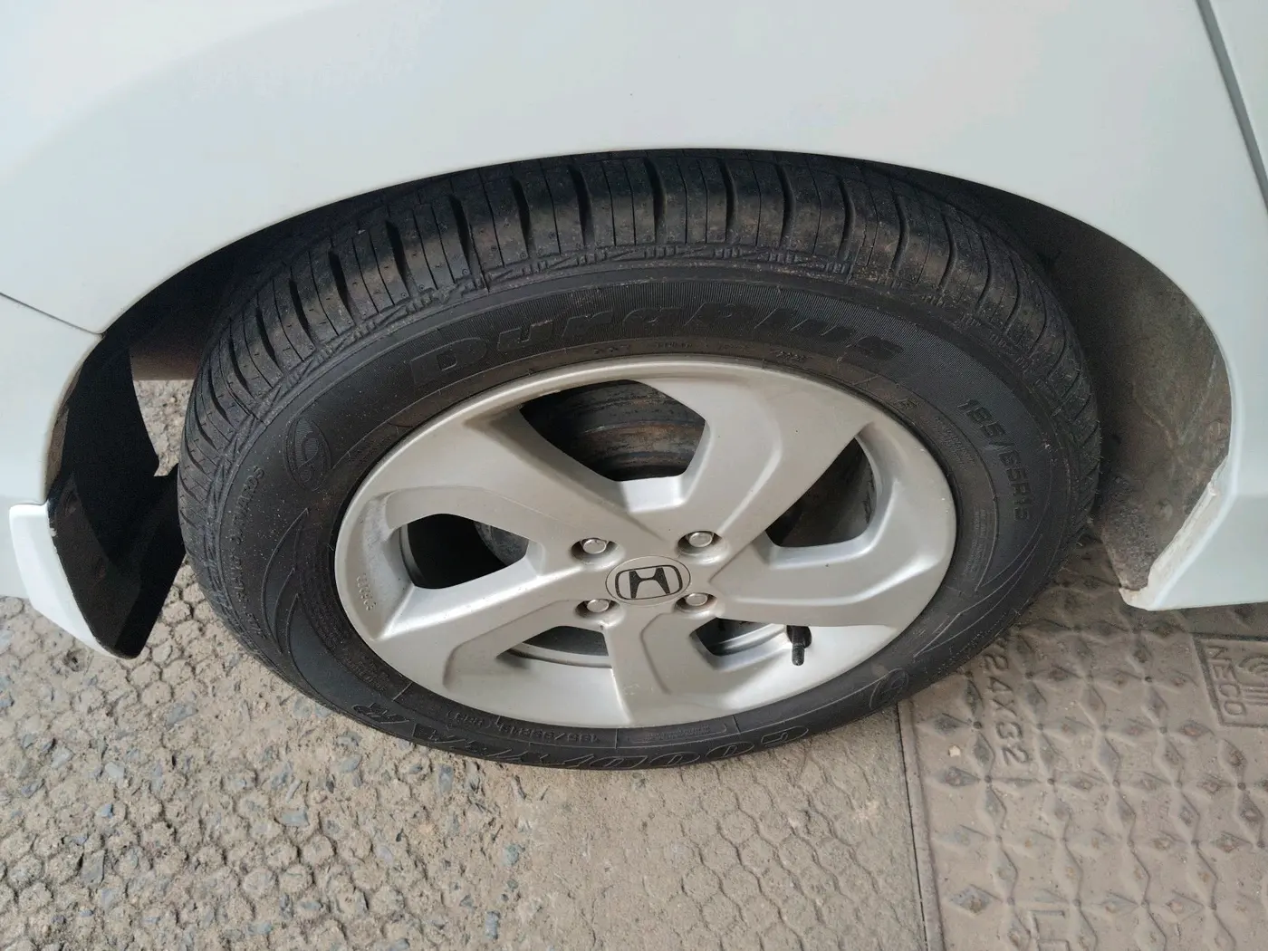 2015 Honda City 1.5L I-VTEC SV CVT, Petrol, Automatic, 1,53,461 km, tyre