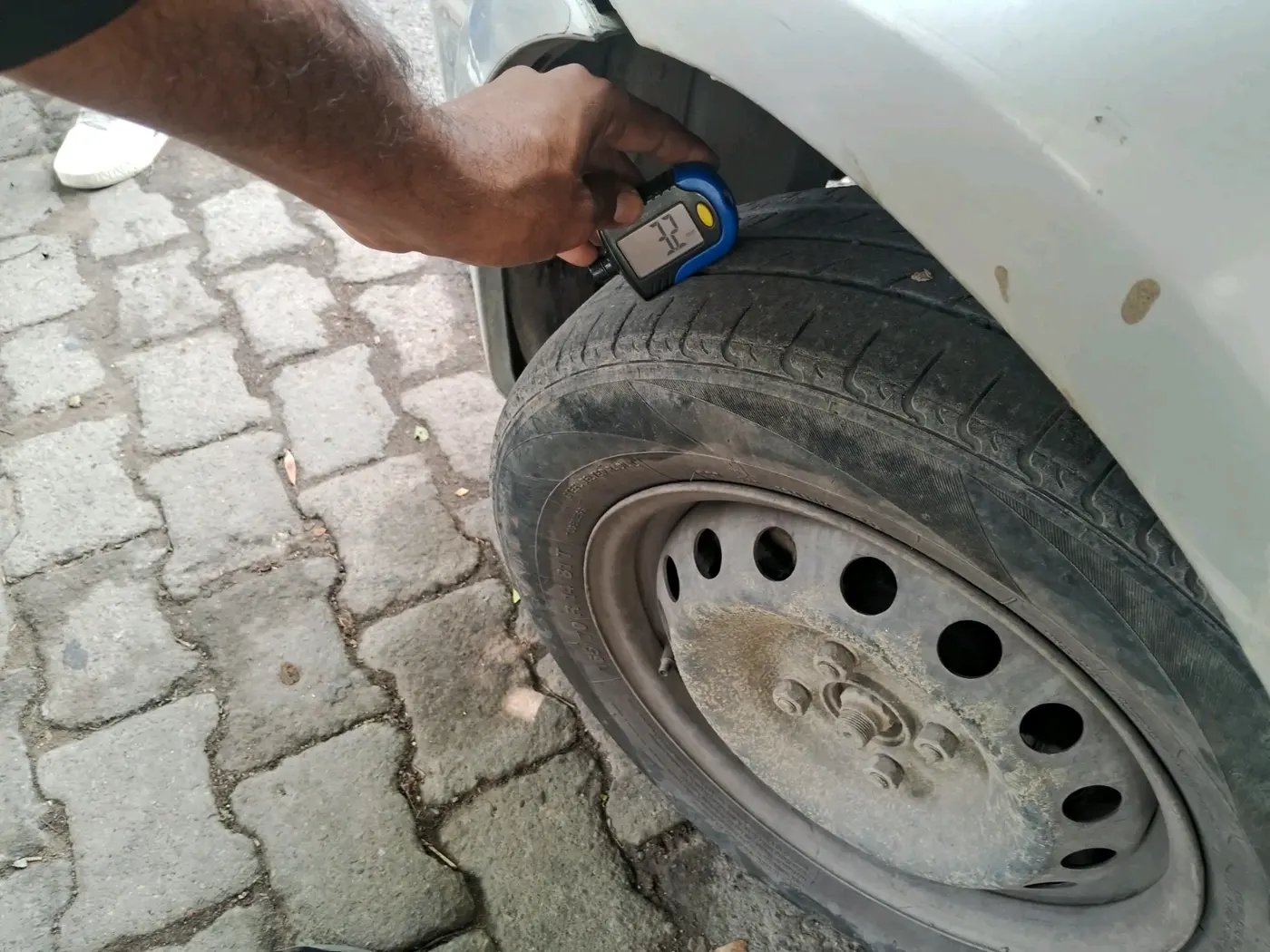 2013 Toyota Etios G, Petrol, Manual, 2,01,836 km, tyre