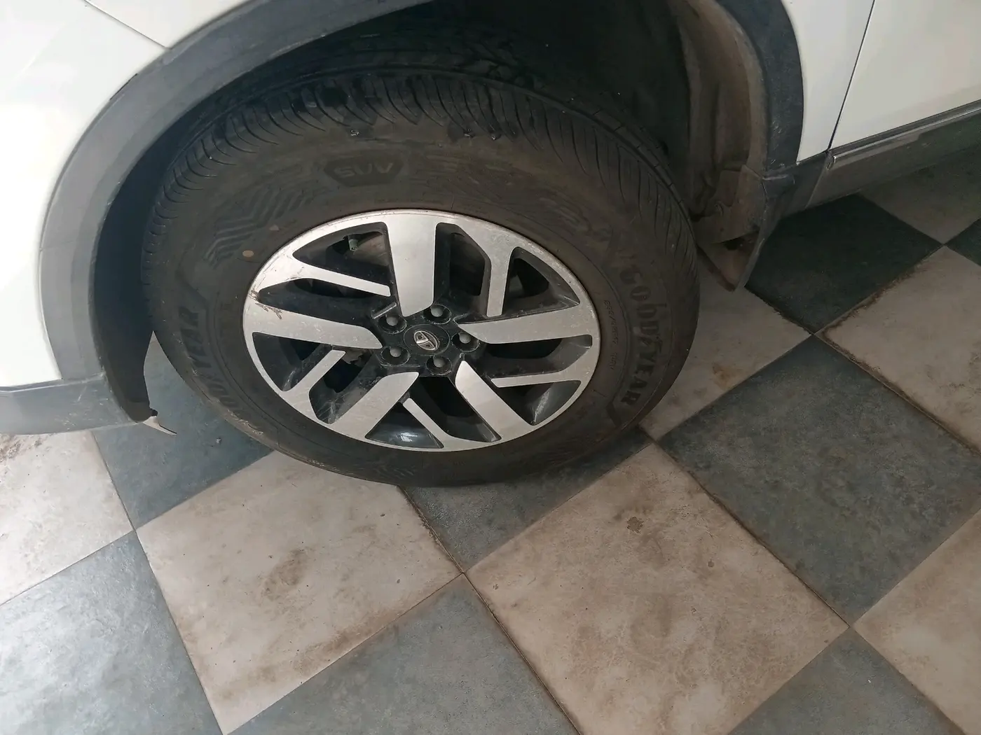 2020 Tata Harrier XZA PLUS 2.0L, Diesel, Automatic, 1,14,059 km, tyre
