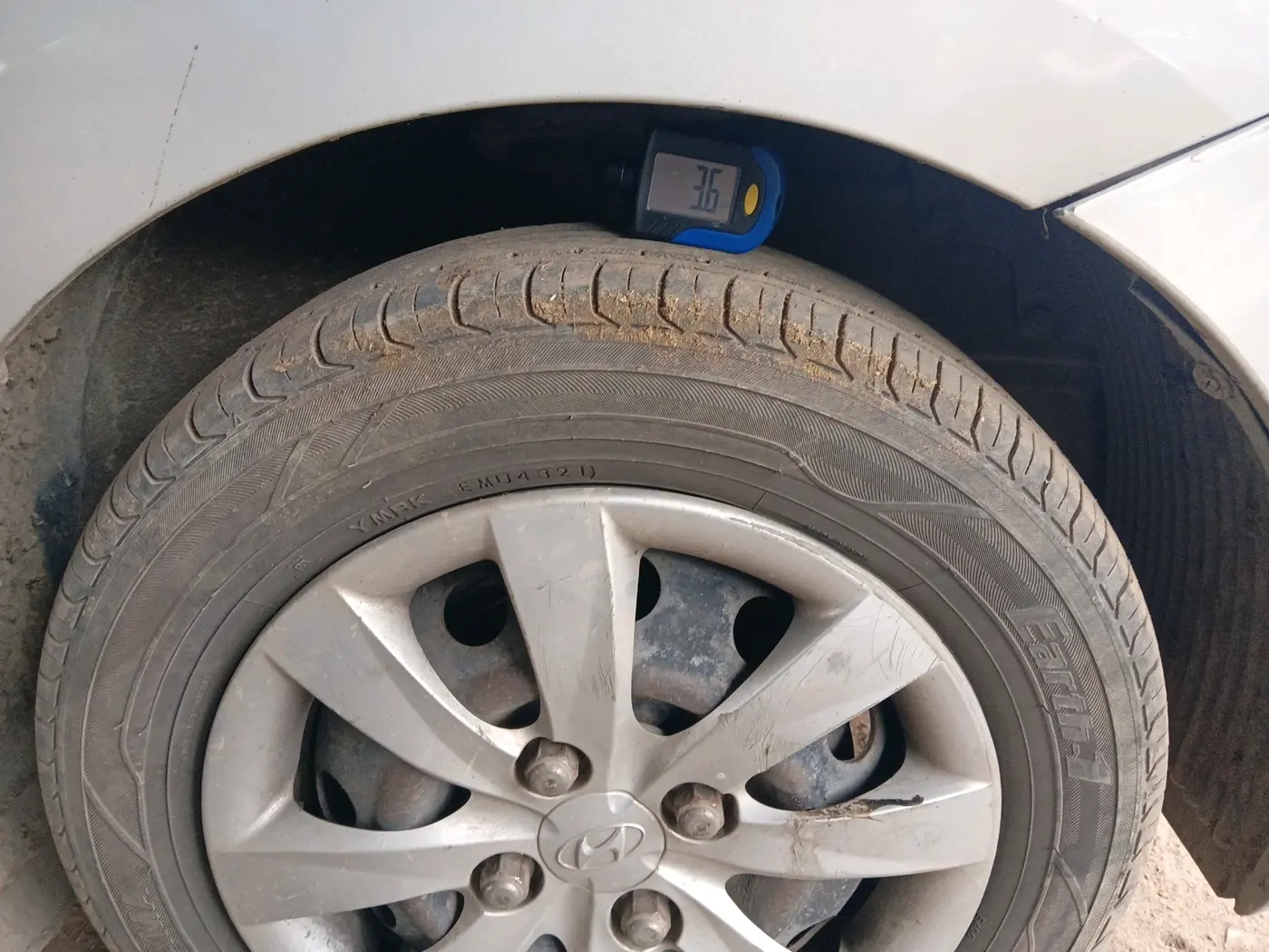 2012 Hyundai Eon MAGNA +, Petrol, Manual, 1,09,447 km, tyre