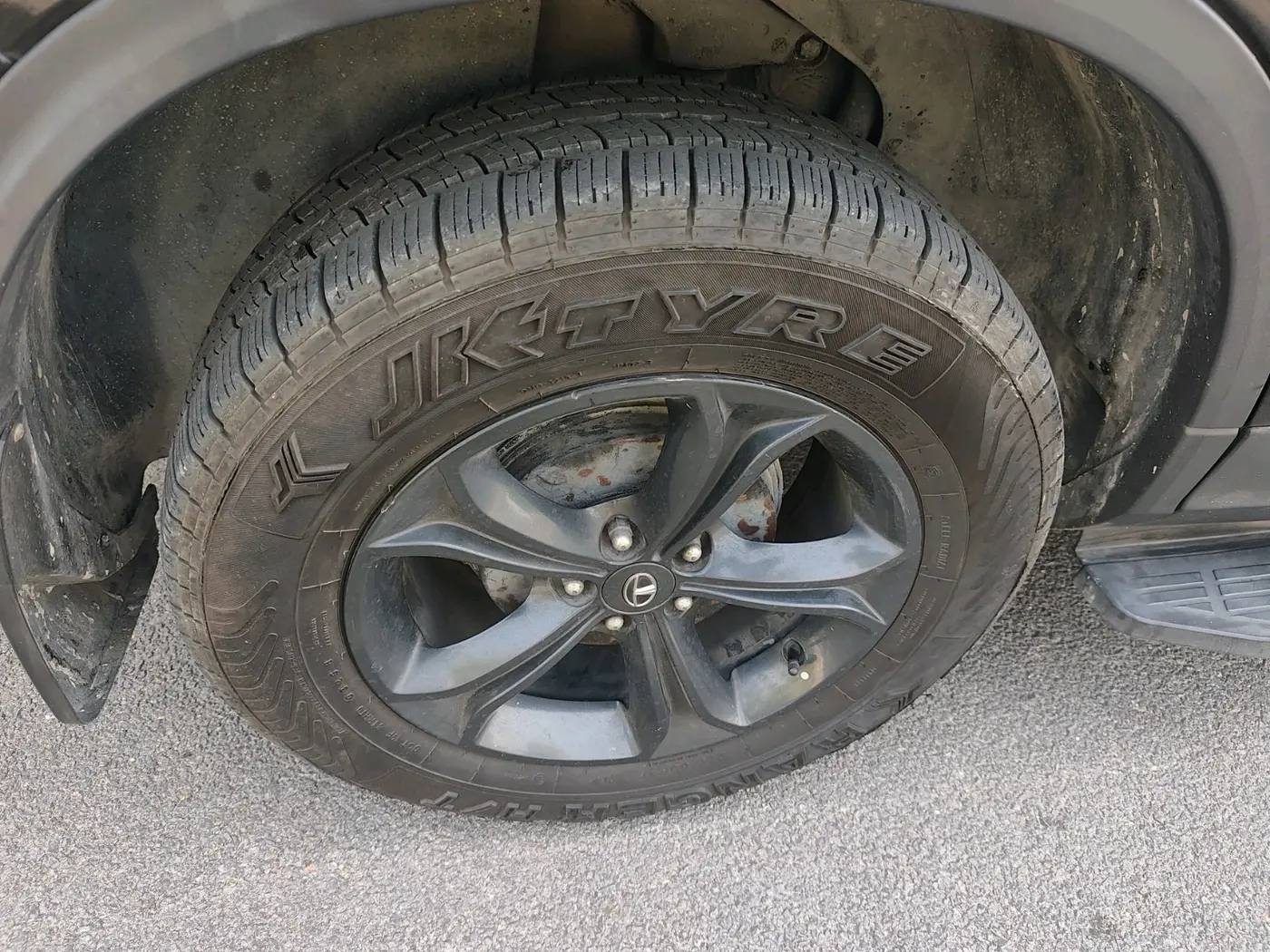 2020 Tata Harrier XZA 2.0L, Diesel, Automatic, 80,797 km, tyre