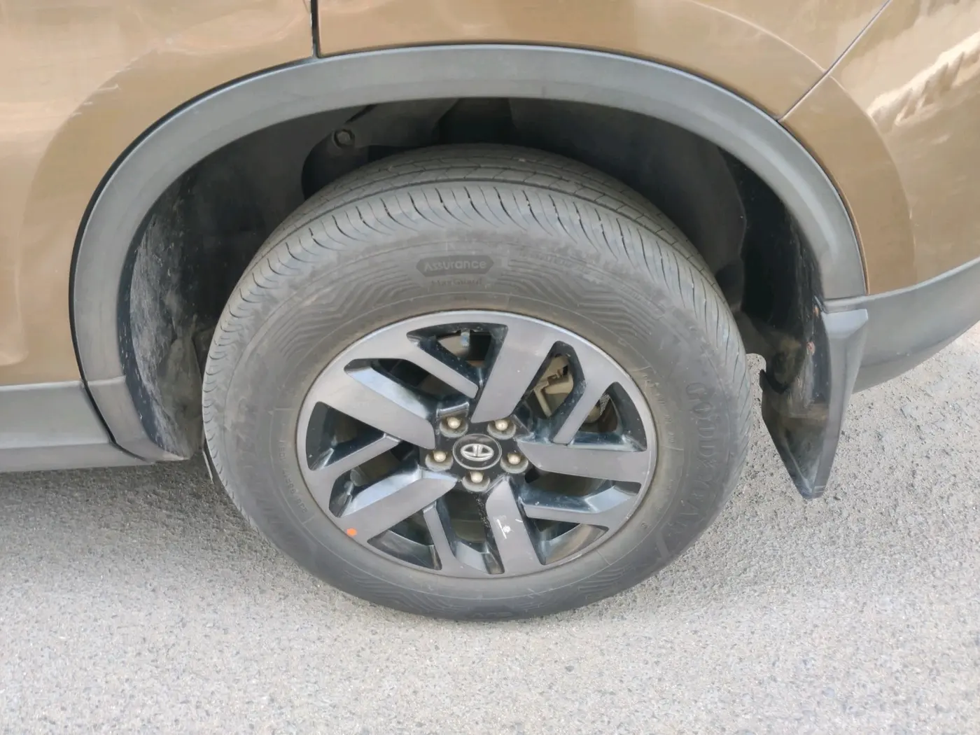 2022 Tata Harrier XZA PLUS JET 2.0L, Diesel, Automatic, 75,999 km, tyre
