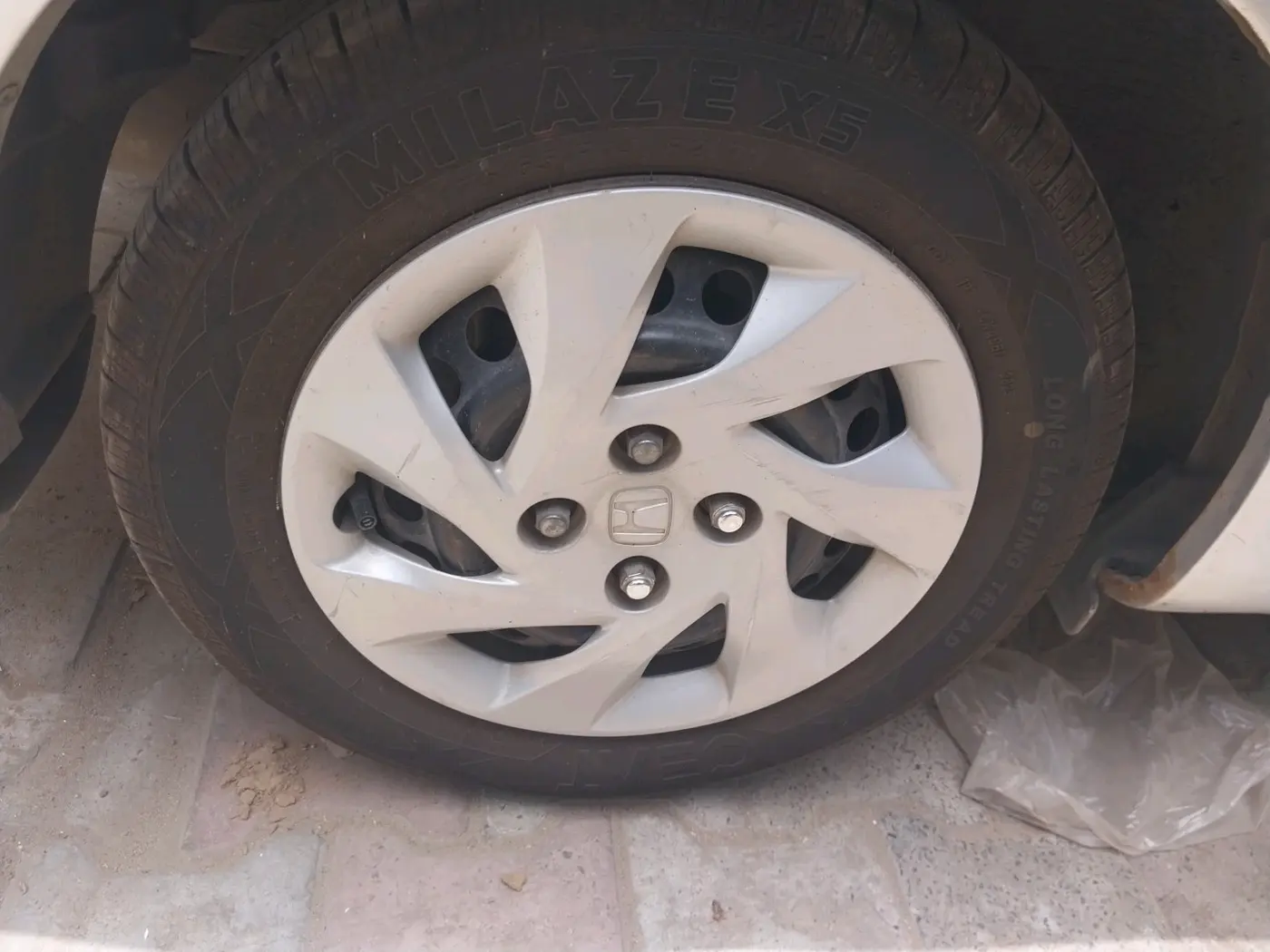 2013 Honda Amaze 1.5L I-DTEC S, Diesel, Manual, 1,11,600 km, tyre