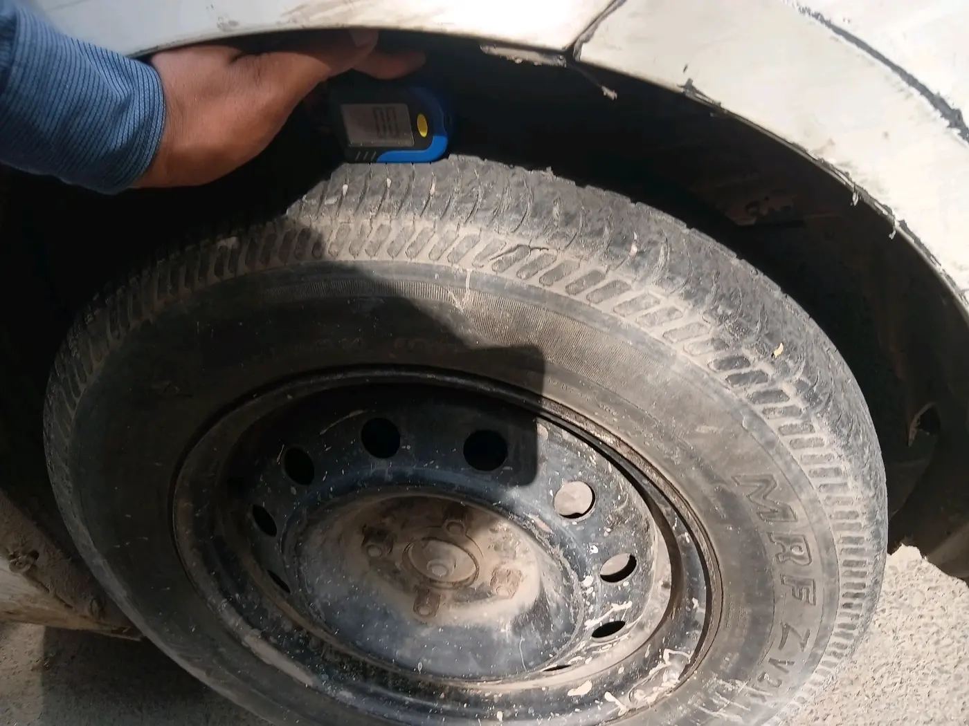 2011 Maruti Swift VXI, CNG, Manual, 1,01,406 km, tyre
