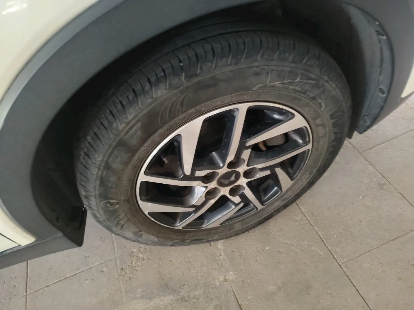 2023 Mahindra XUV300 W8 (O) 1.5 DIESEL AMT, Diesel, Automatic, 26,619 km, tyre