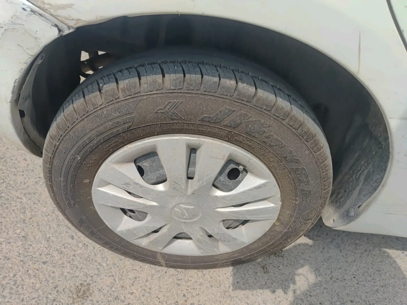 2014 Maruti Swift VXI, CNG, Manual, 76,700 km, tyre