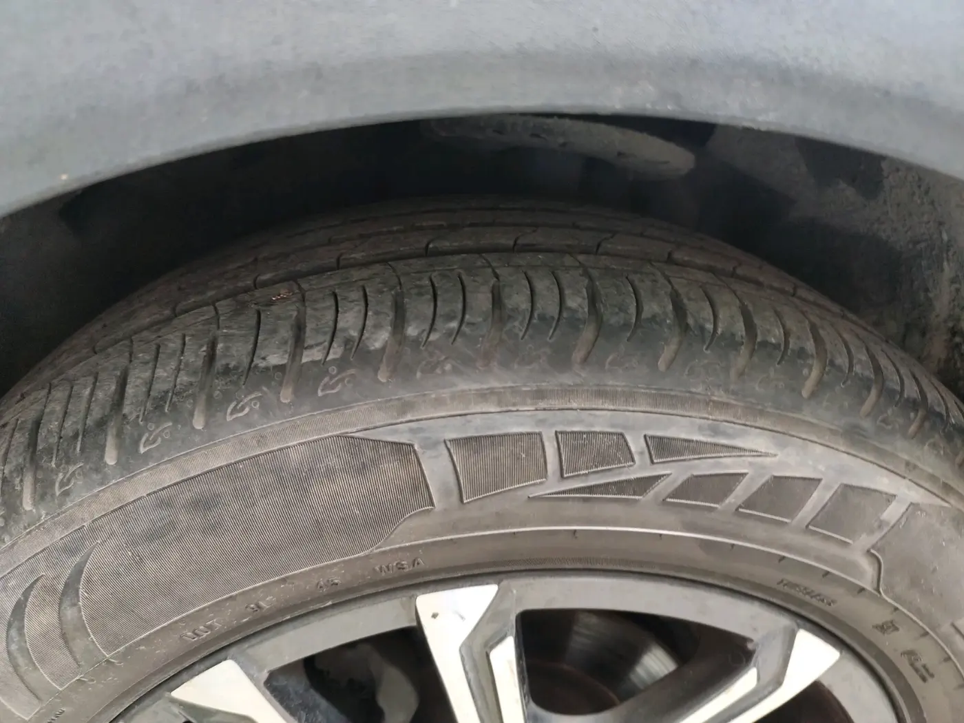 2022 Mahindra XUV700 AX 7 P AT 7 STR, Petrol, Automatic, 30,364 km, tyre
