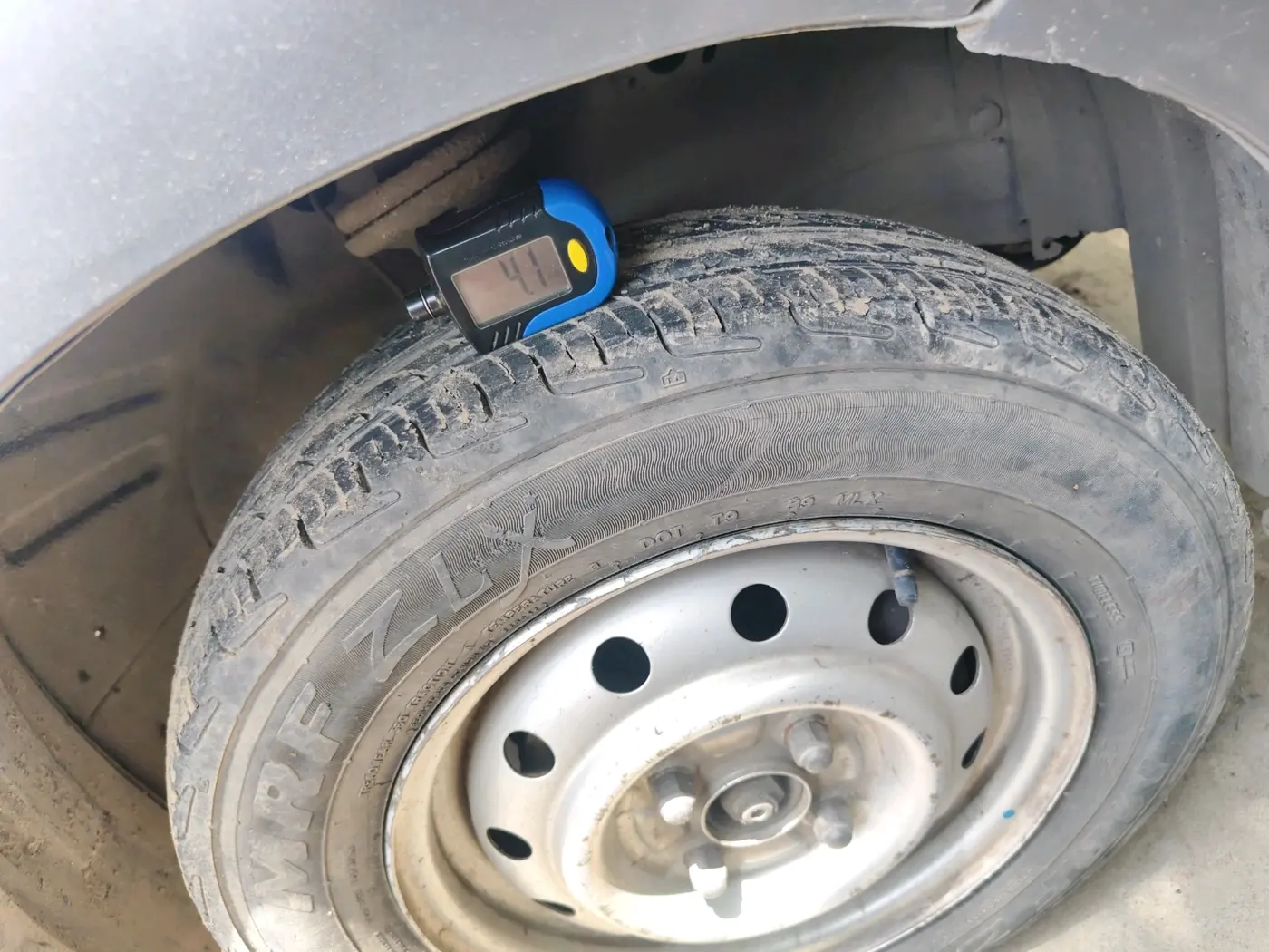 2011 Maruti Wagon R 1.0 LXI, CNG, Manual, 1,03,404 km, tyre
